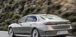 BMW’nin Amiral Gemisi Yeni BMW 7 Serisi Kişiye Özel Lüks Mobiliteyi Yeniden Yorumluyor BMW'nin Amiral Gemisi Yeni